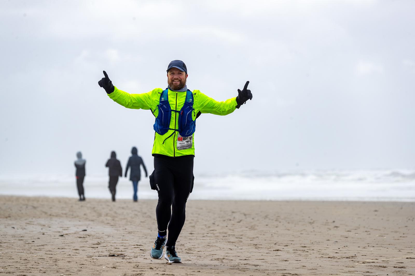 Maarten van Leeuwen tijdens de 60 van Texel (2024) hardlopend op het strand.