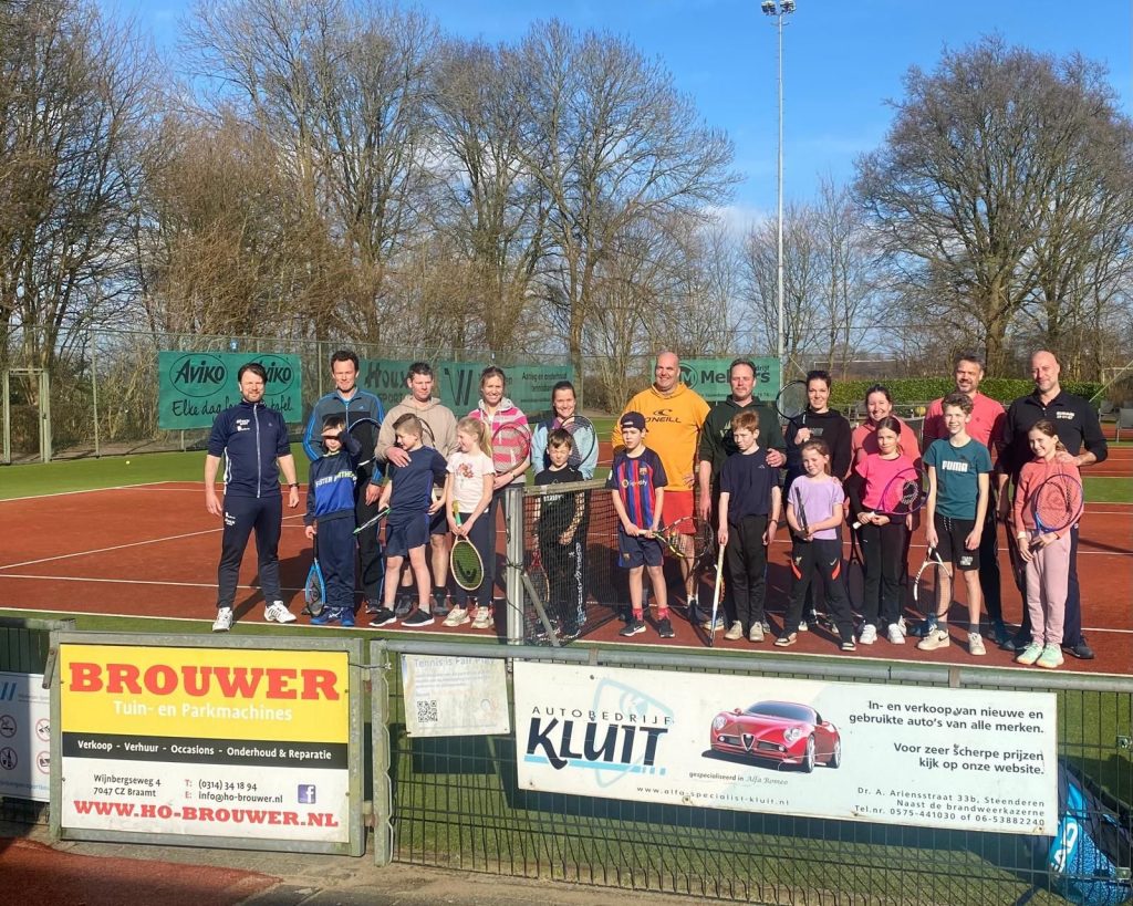 Tennisleraar Maarten van Leeuwen met deelnemers aan het Ouder-kindtoernooi in februari 2025.